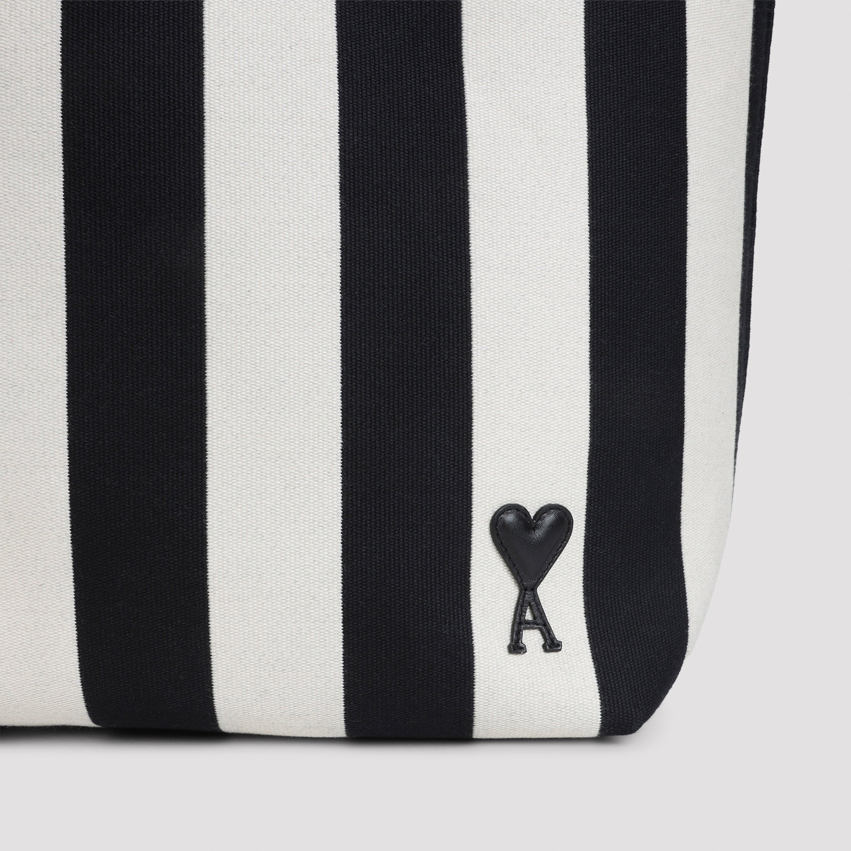 Ami Paris Totes - White | a5f83c9d47fee8340907abe84f20c9e3e21cd882