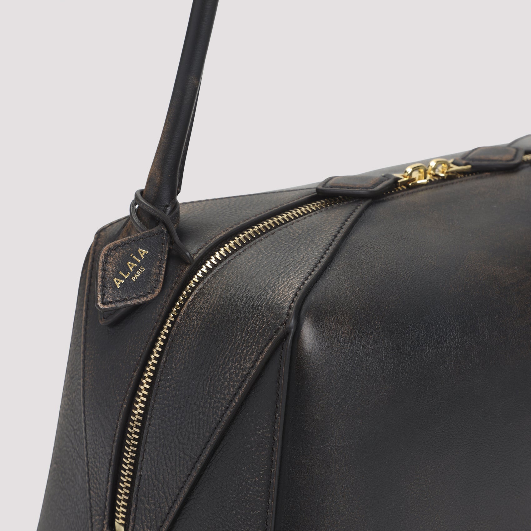 AlaÏA Shoulder Bags - Nude & Neutrals | 331826b8090c1deada140f5ea5ffc543df924402